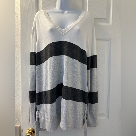 Jones New York V-Neck Relaxed Striped Sweater - Picture 3 of 6